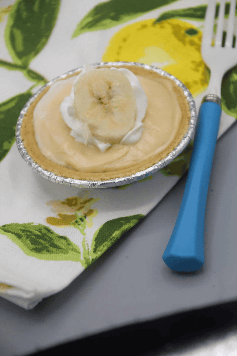 Air fryer banana cream pie with golden crust, creamy banana filling, and whipped cream topping