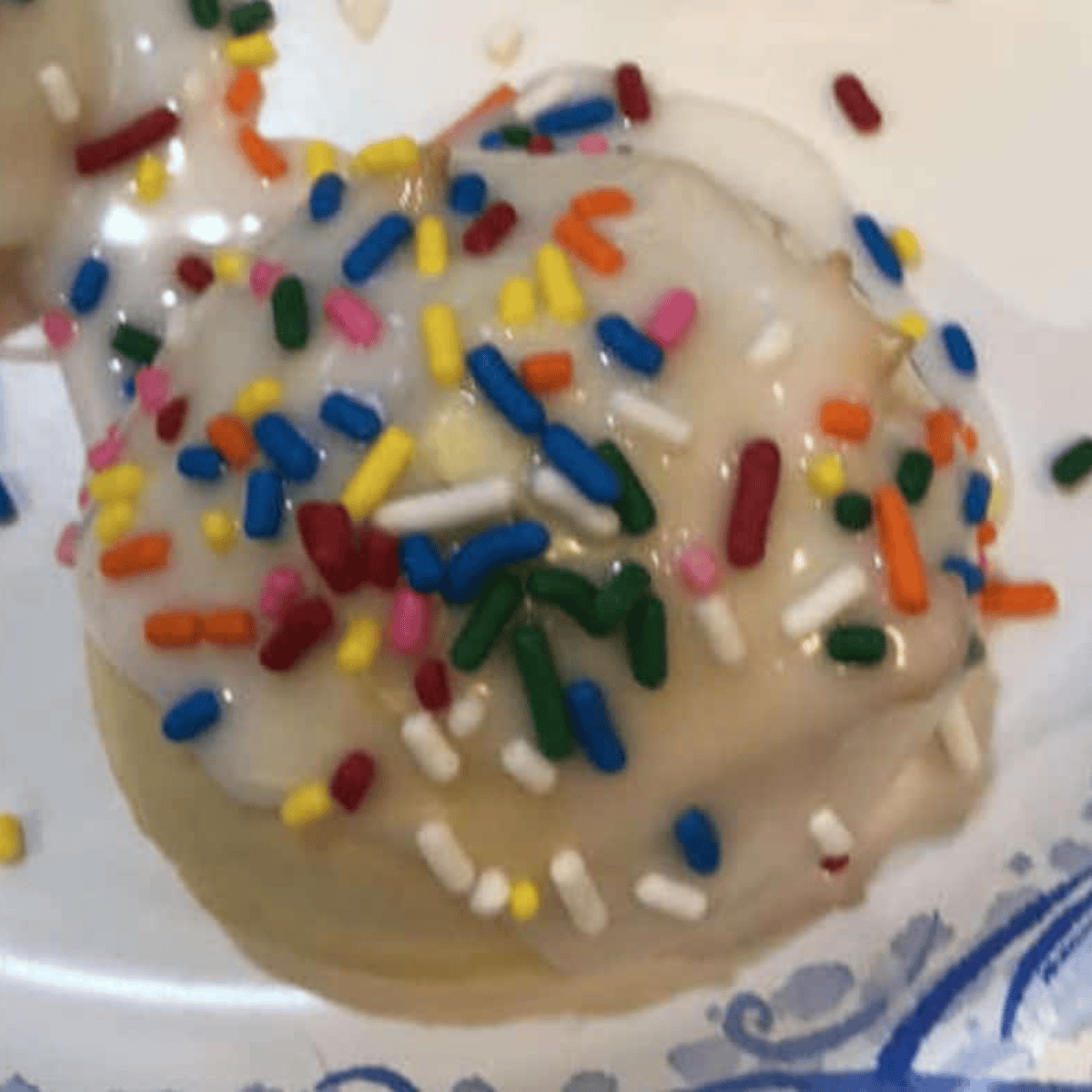 Add the glaze to the cooked Italian cookies.