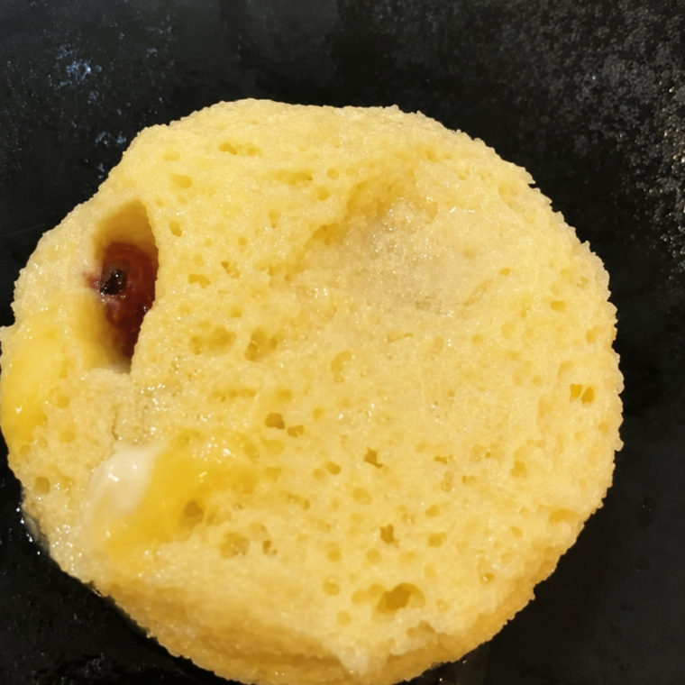 Pressing two bread circles together to seal the jam inside
