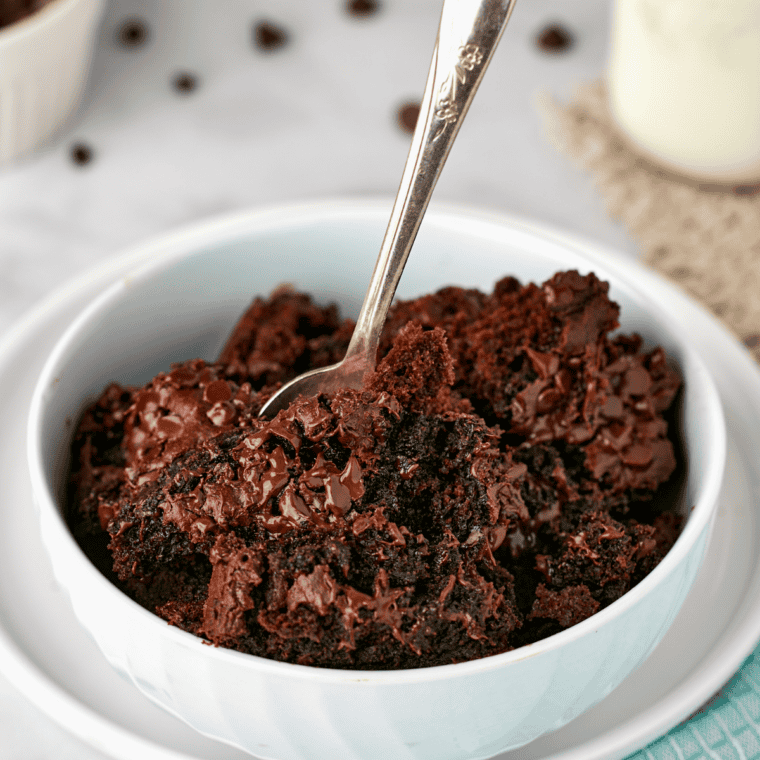 One Bowl, No Oven: The Fudgy Air Fryer Chocolate Cake That Practically Cleans Up After Itself