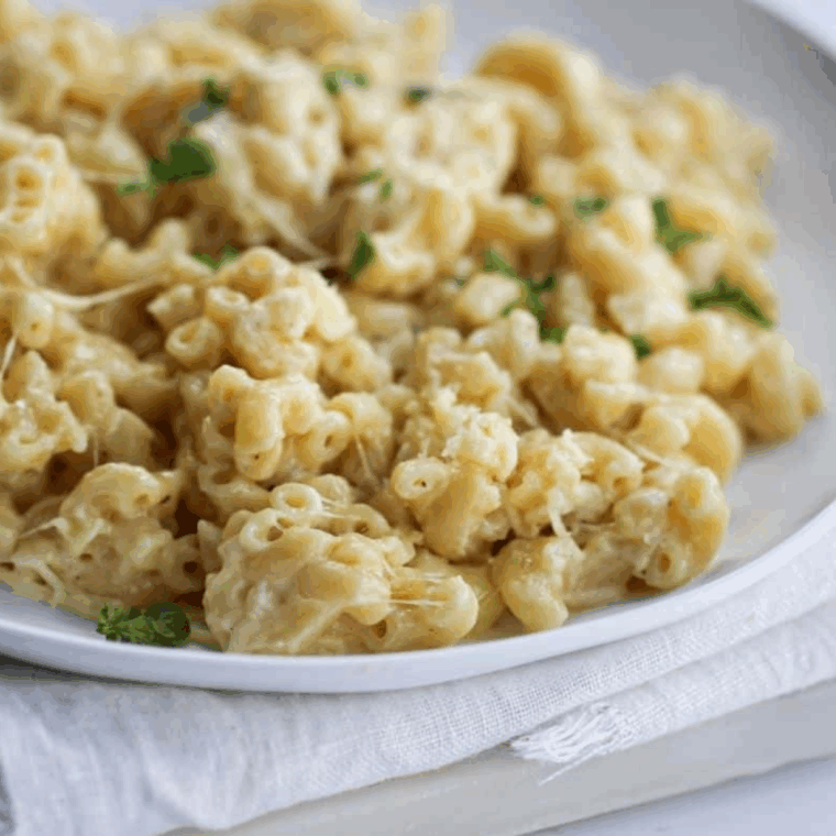 Close up picture of Chili’s White Cheddar Mac and Cheese Copycat Recipe.