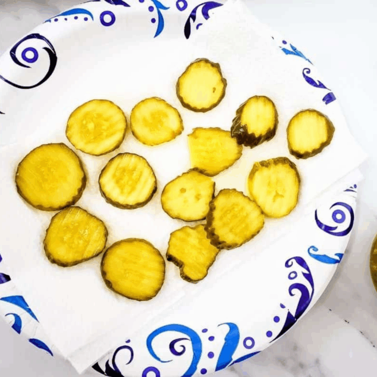 Dry the pickles with a paper towel, to remove excess moisture.