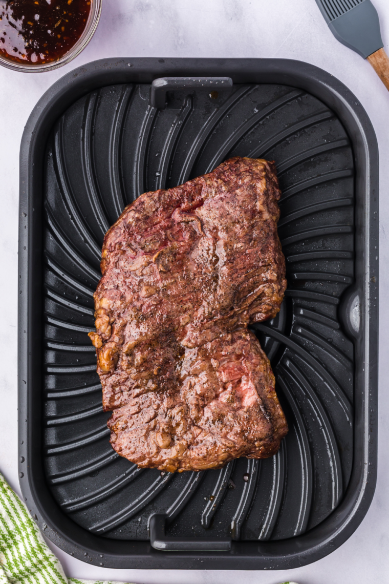 Resting cooked skirt steak on cutting board before slicing for juices