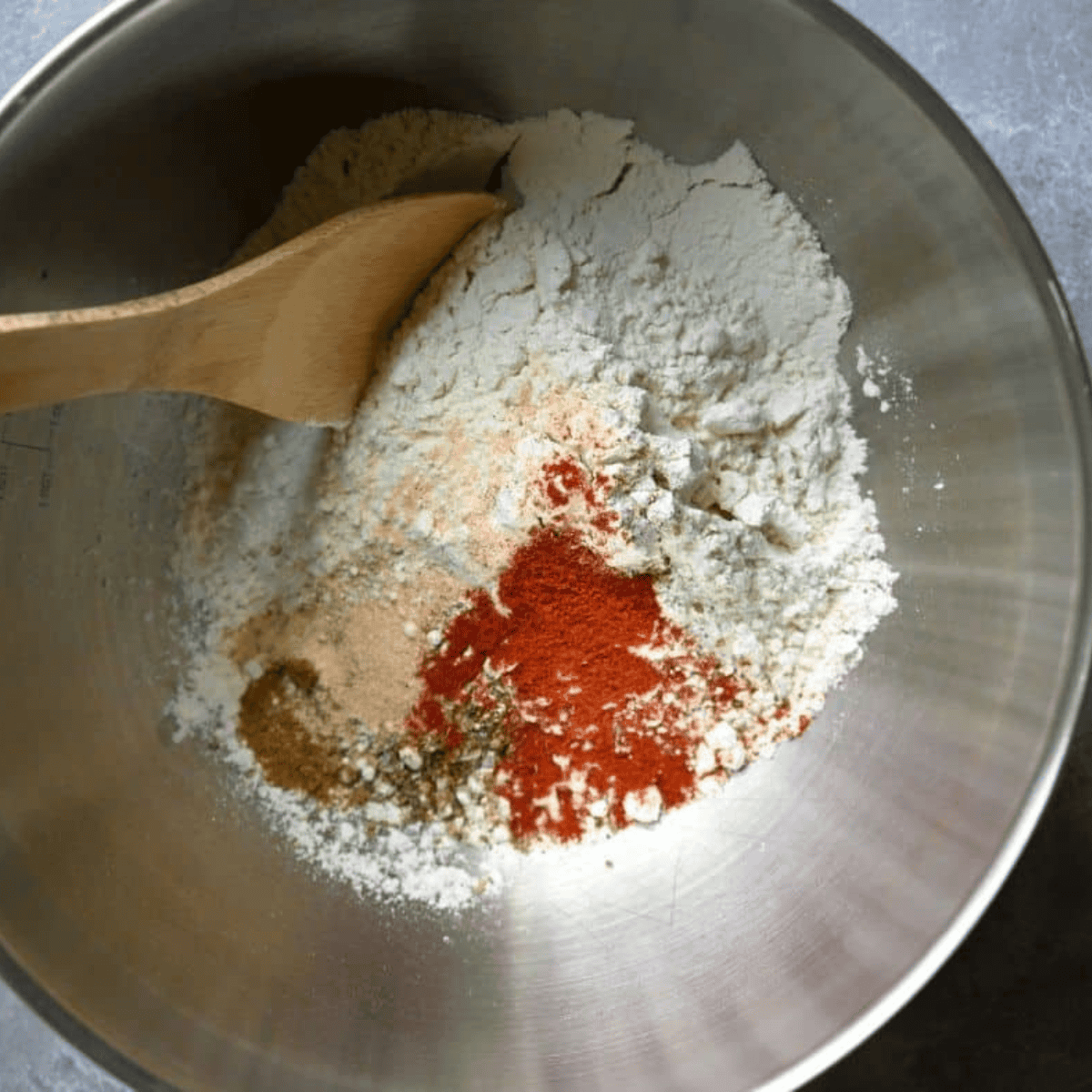 In a small mixing bowl, mix the herbs.