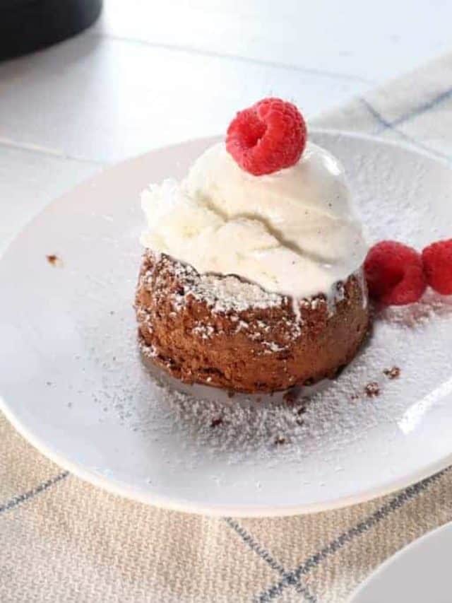 cropped-Air-Fryer-Copycat-Chilis-Molten-Lava-Cake-9.jpg