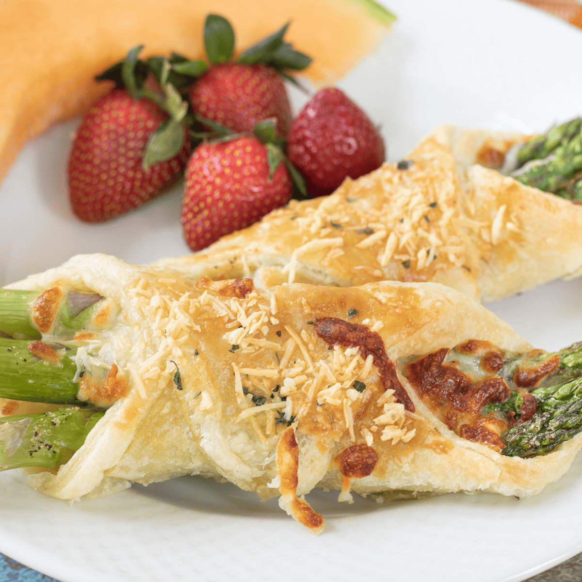 Golden puff pastry bundles filled with tender asparagus and melted cheese, cooked in the air fryer. Served warm, these bundles make a delicious appetizer or side dish for any occasion.