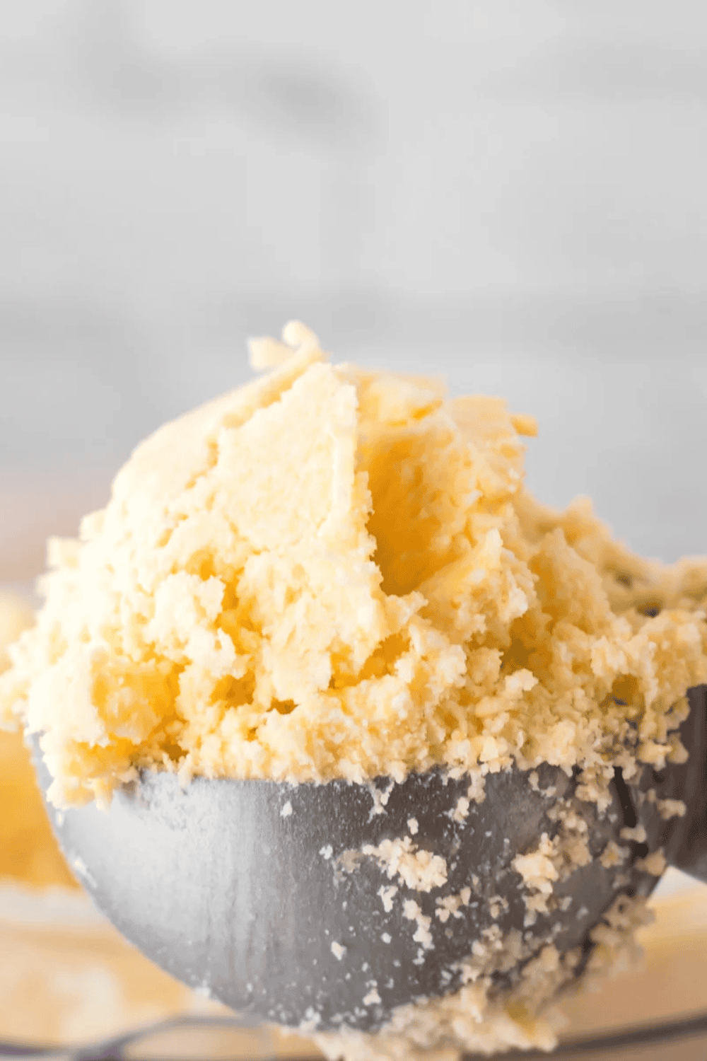 Bowl of creamy, sugar-free peach ice cream made in the Ninja Creami, garnished with fresh peach slices.