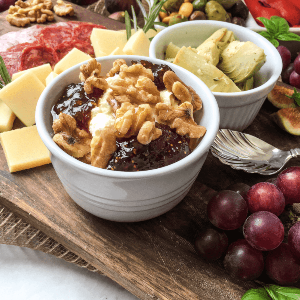 Air fryer appetizer charcuterie board featuring crispy bites, cheeses, meats, and fresh accompaniments, arranged on a serving platter.