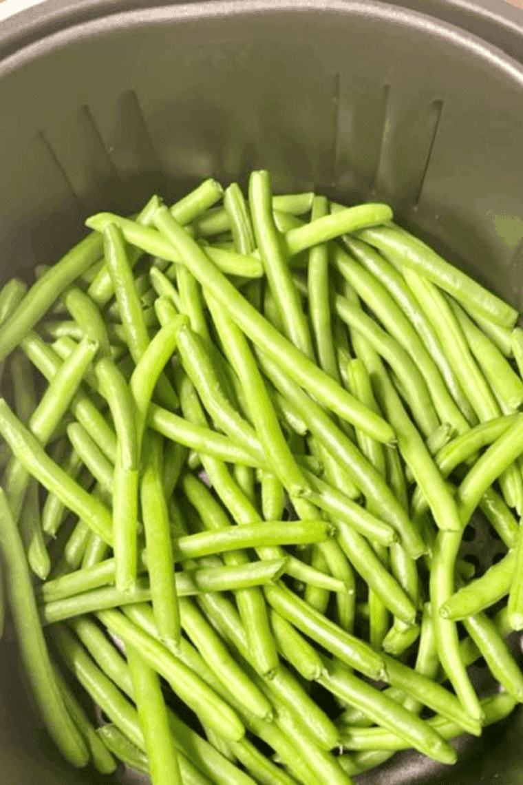 Place cleaned green beans in the air fryer basket.