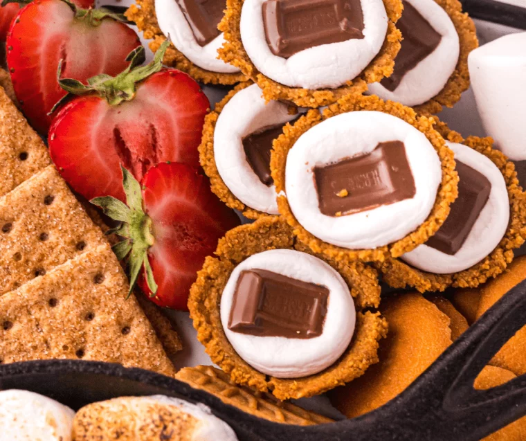 air fryer s&rsquo;mores cookie cups