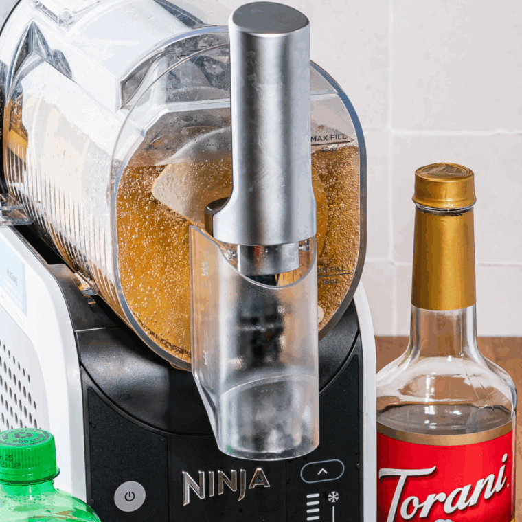 Pour the slushi mixture into the empty vessel.