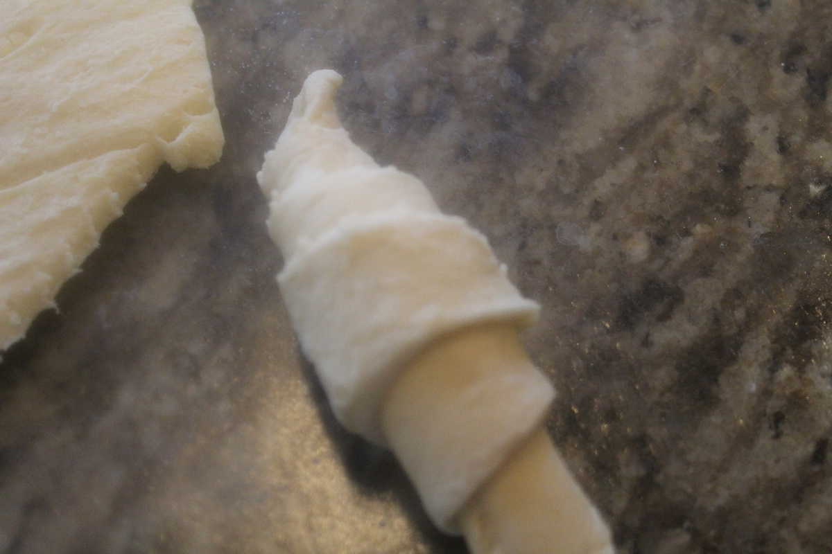 HOW TO MAKE PILLSBURY CRESCENT ROLLS IN THE AIR FRYER