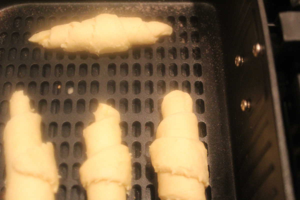 HOW TO MAKE PILLSBURY CRESCENT ROLLS IN THE AIR FRYER