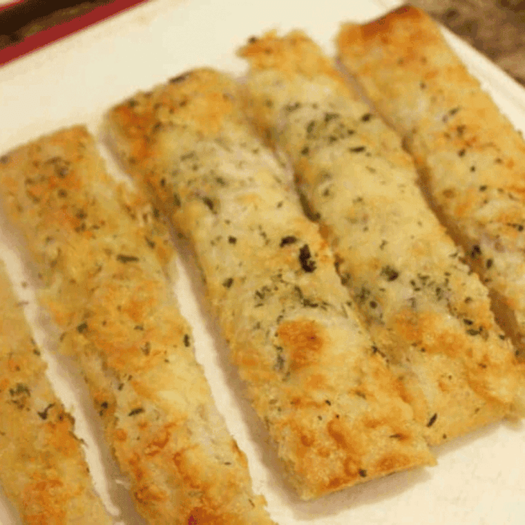 golden brown air fryer cheesy bread sticks with melted mozzarella and parsley