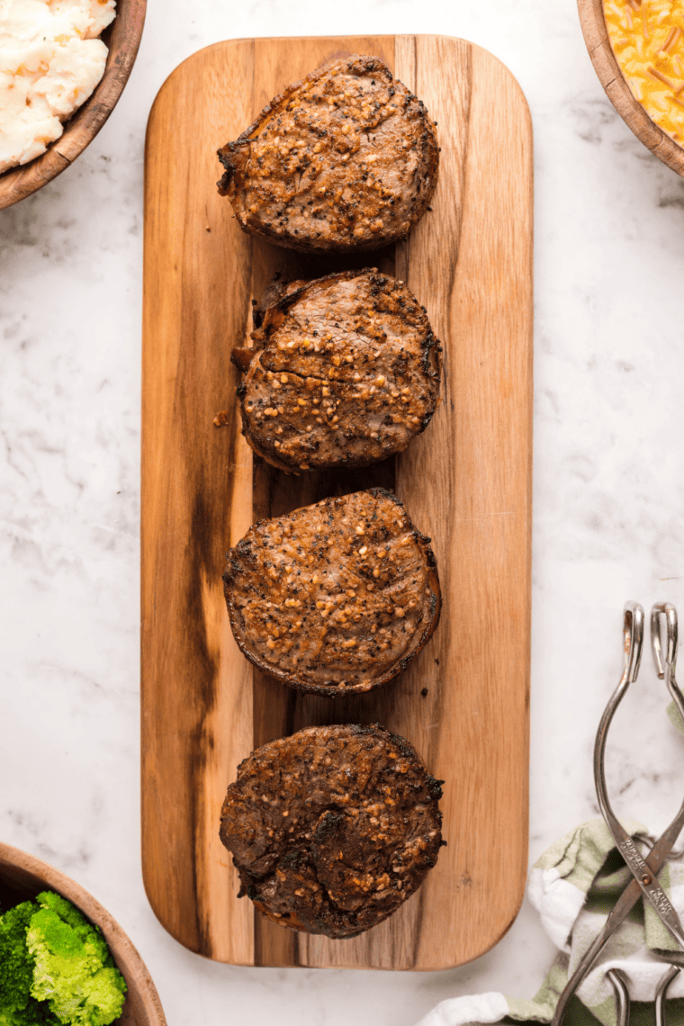 Bacon-wrapped filet mignon cooked in the air fryer, crispy on the outside and juicy inside, ready to serve.