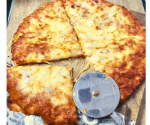 rozen pizza is one of the most popular convenience foods around, but it can be tricky to cook. If you don't have a pizzeria-quality oven, getting frozen pizza to turn out well can be a challenge. But with an air fryer, you can achieve perfectly cooked frozen pizza that's crispy on the outside and melty on the inside.