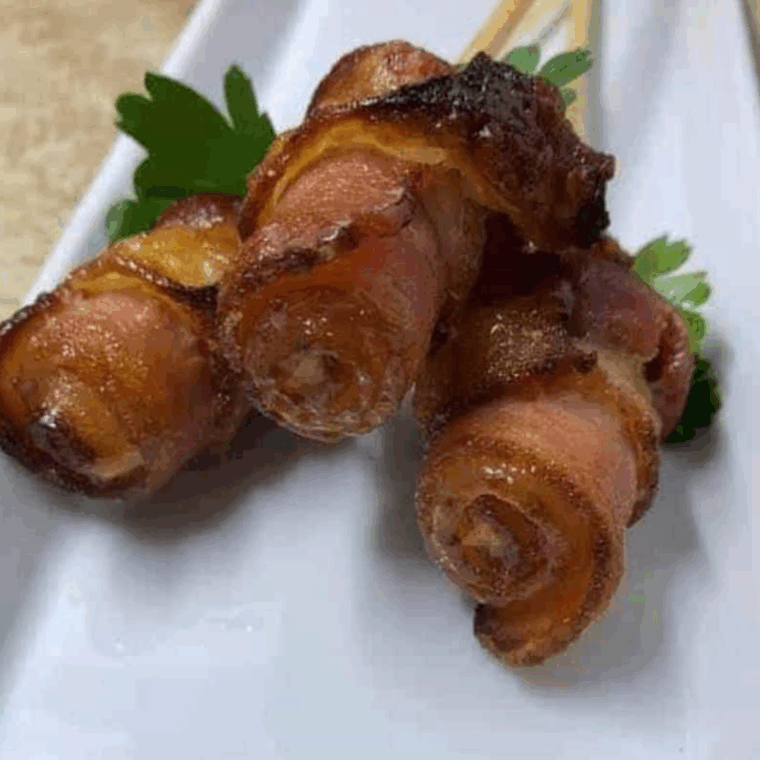 Crispy Air Fryer Maple Sugar Glazed Bacon Roses, beautifully caramelized and arranged with a sweet maple glaze.