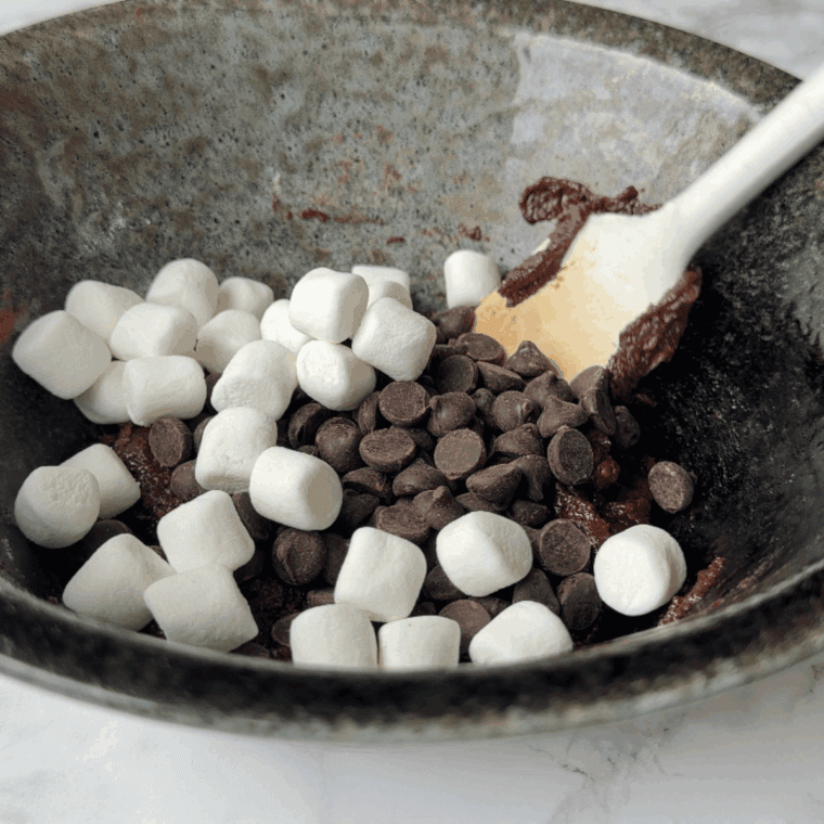 Fold in the marshmallows, mix well.