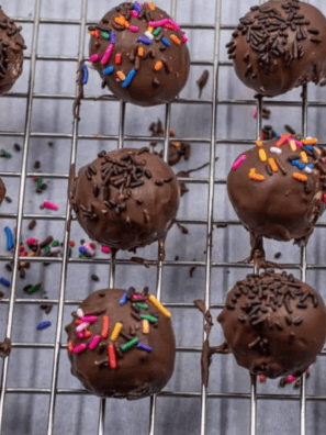 Craving a sweet treat that’s quick and easy? These Chocolate Donut Holes made in the air fryer are the perfect bite-sized indulgence! Soft, chocolaty, and perfectly crispy on the outside, they’re the ultimate snack for satisfying your donut cravings without the mess. Get ready for a deliciously sweet treat that’s ready in no time!