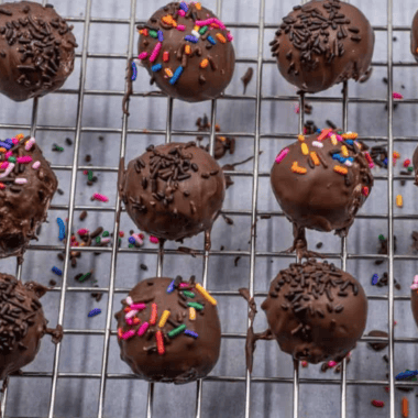 Craving a sweet treat that’s quick and easy? These Chocolate Donut Holes made in the air fryer are the perfect bite-sized indulgence! Soft, chocolaty, and perfectly crispy on the outside, they’re the ultimate snack for satisfying your donut cravings without the mess. Get ready for a deliciously sweet treat that’s ready in no time!