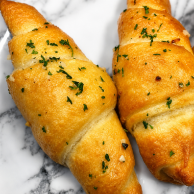 air fryer garlic crescent rolls
