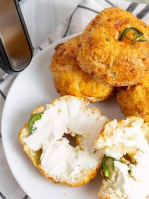 Air Fryer Jalapeno and Cheddar Bagels with a crispy crust and spicy jalapenos