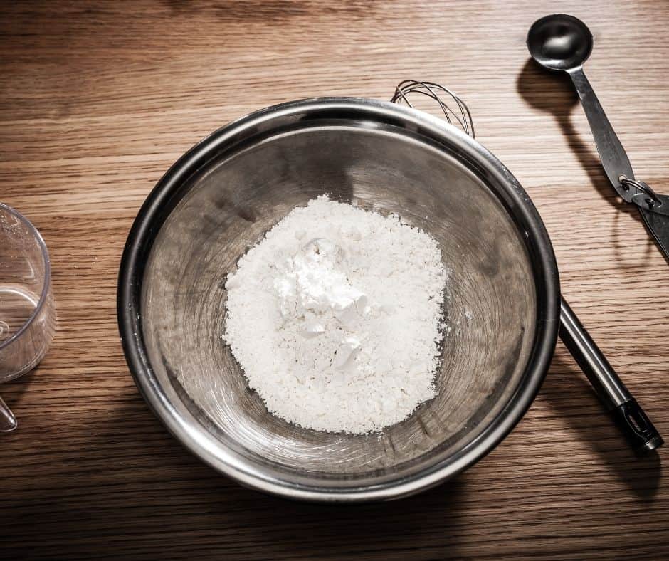 Mix Flour, Baking powder and salt in bowl.