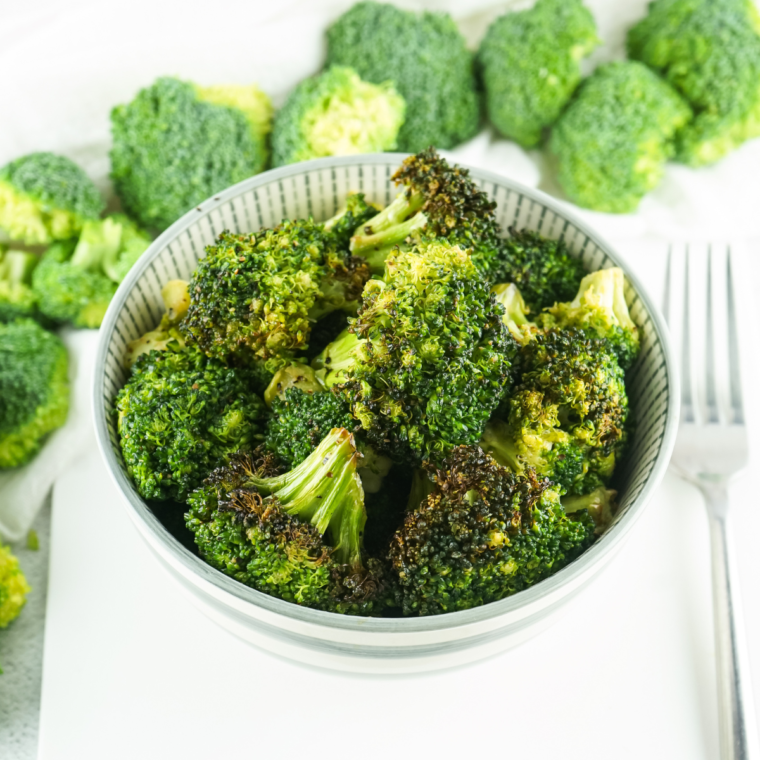 Plate of cooked Air Fryer Frozen Broccoli, vibrant green and crispy, garnished for presentation.