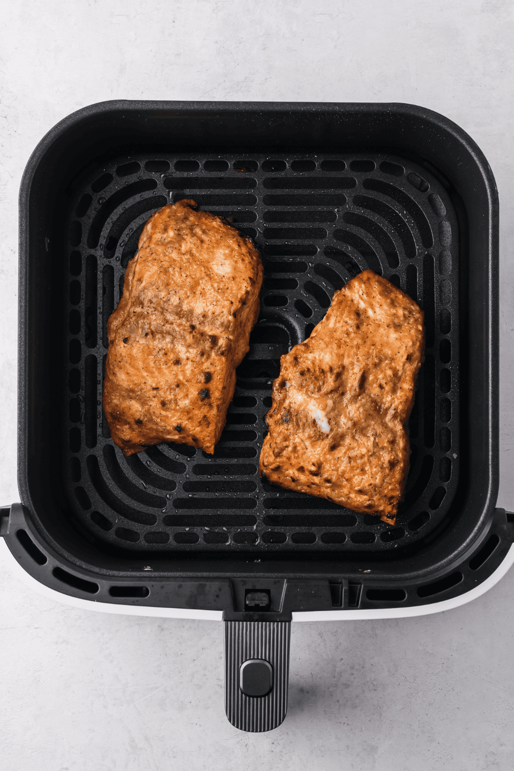 Perfectly cooked salmon fillets in the air fryer