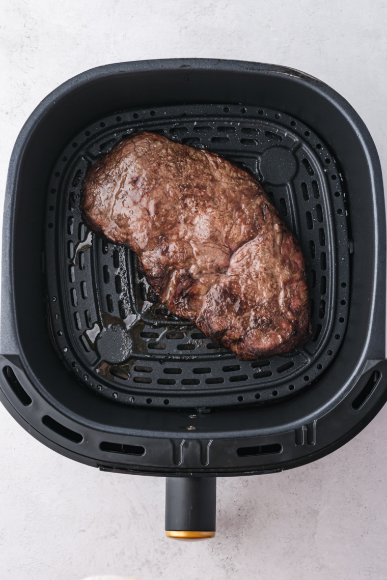 Letting juicy steaks rest for 5 minutes to redistribute juices, ensuring a tender air fryer sirloin steak.