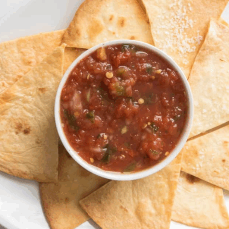 Fresh and zesty Copycat Chili’s Salsa, made with tomatoes, jalapeños, and spices, ready to serve as a dip or topping.