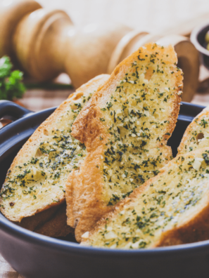 The best things in life are simple, and air fryer cheesy garlic bread is no exception. This dish is the perfect blend of crispy, garlicky goodness, all smothered in melted cheese. It’s so easy to make and will quickly become a family favorite! Plus, your air fryer does all the work for you – no need to heat up the oven. So what are you waiting for? Dig in!