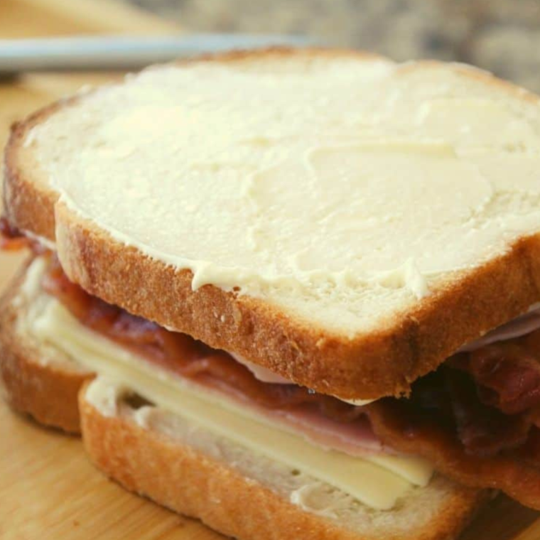 Air Fryer Bacon And Tomato Grilled Cheese 