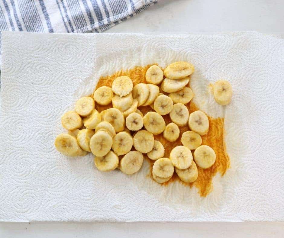 paper towel with Banana Chips