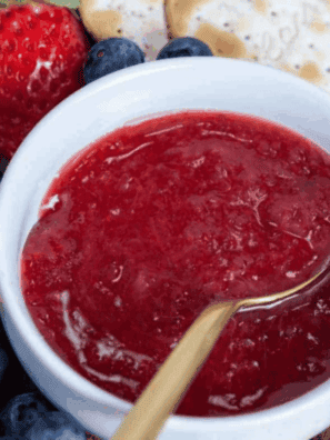 This Cracker Barrel Copycat Strawberry Jam Recipe is sweet and fruity, plus a breeze to make with fresh or frozen strawberries! Great for breakfast or as a topping, it takes the delicious, country-style taste you love from Cracker Barrel to make any meal delicious.