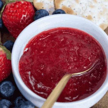 This Cracker Barrel Copycat Strawberry Jam Recipe is sweet and fruity, plus a breeze to make with fresh or frozen strawberries! Great for breakfast or as a topping, it takes the delicious, country-style taste you love from Cracker Barrel to make any meal delicious.