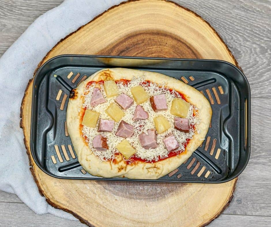 When you think of Hawaiian pizza, what comes to mind? Ham and pineapple of course! This classic pizza combo is a crowd favorite for good reason. It's delicious! In this post, we're going to show you how to make your own Hawaiian pizza at home. So gather your ingredients and let's get started