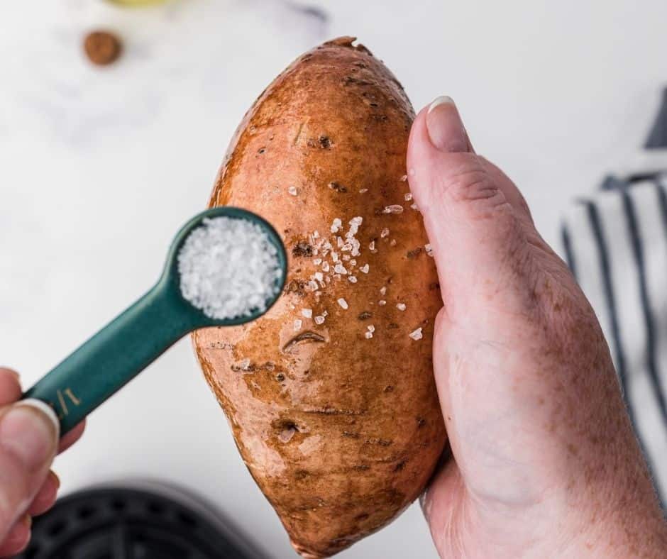 Sprinkle Salt on Sweet Potato