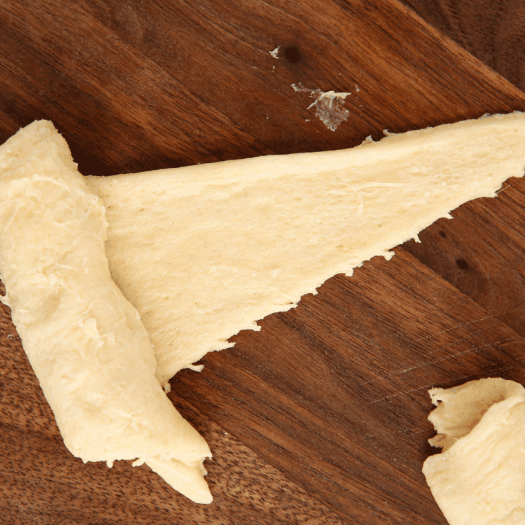 Roll up the croissant rolls.