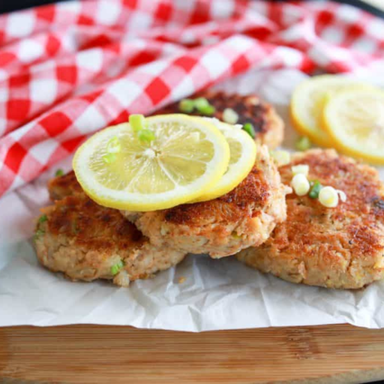 Cook the Crab Cakes:

Lightly oil or butter the griddle surface.
Carefully place the crab cakes on the griddle.
Cook for about 4-5 minutes on one side, or until golden brown and crispy.
Gently flip the crab cakes and cook for another 4-5 minutes on the other side.
Check for Doneness:

The crab cakes should be golden brown on the outside and hot all the way through.
Serve:

Serve the crab cakes hot off the griddle.
They are great with a side of lemon wedges, tartar sauce, or a simple green salad.
Tips: