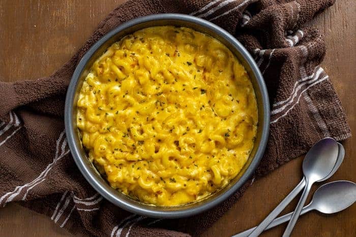 mac and cheese with heavy cream in a pan