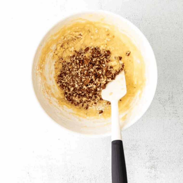 Mixing applesauce, sugar, oil, non-dairy milk, and vanilla extract until smooth in a bowl.