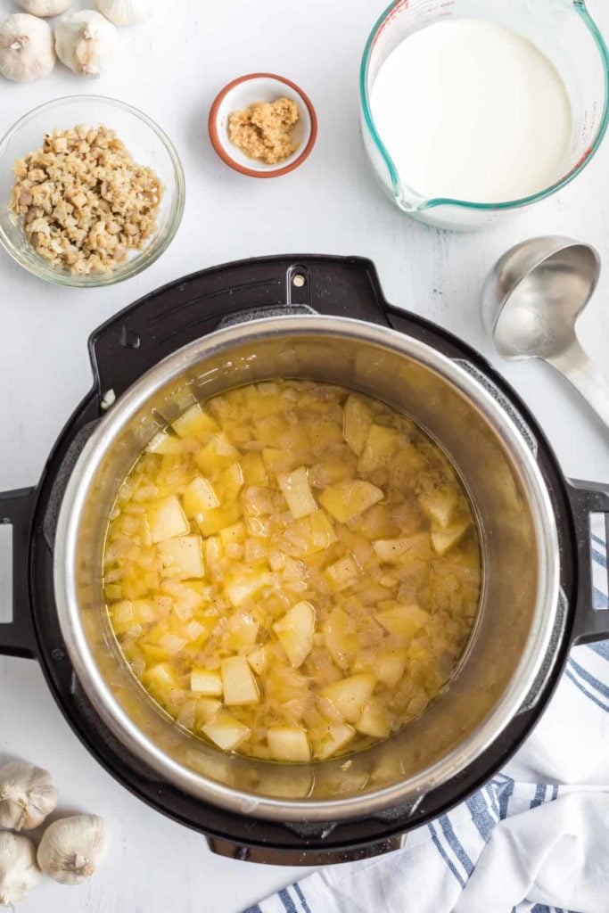 Instant Pot New England Clam Chowder