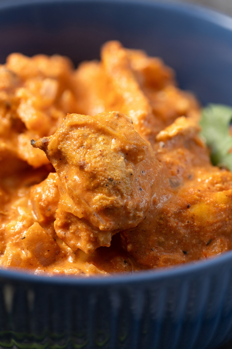 Air Fryer Chicken Tikka Rice Bowl with tender spiced chicken, fluffy rice, colorful mixed vegetables, and fresh herb garnish