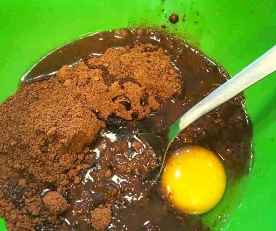 In a small mixing bowl, mix togeter the cake mix, water, egg and oil. 