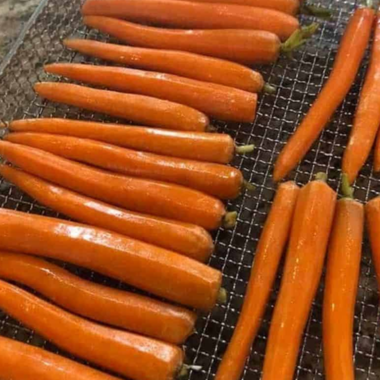 Whole carrots drizzled with olive oil and spices for air frying