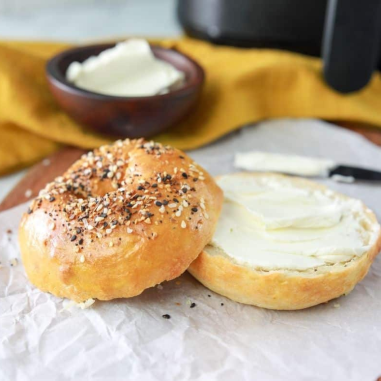 Cooling air-fried everything bagels on a wire rack to maintain crispiness and texture