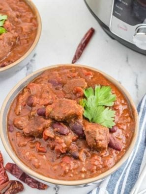 It's cold outside! What better way to warm up than with a big bowl of Instant Pot Chili Con Carne? This delicious Mexican dish is ready in under 30 minutes and can be made vegetarian or vegan. Get the recipe now for this hearty, filling, and healthy meal that will have you feeling good all over.