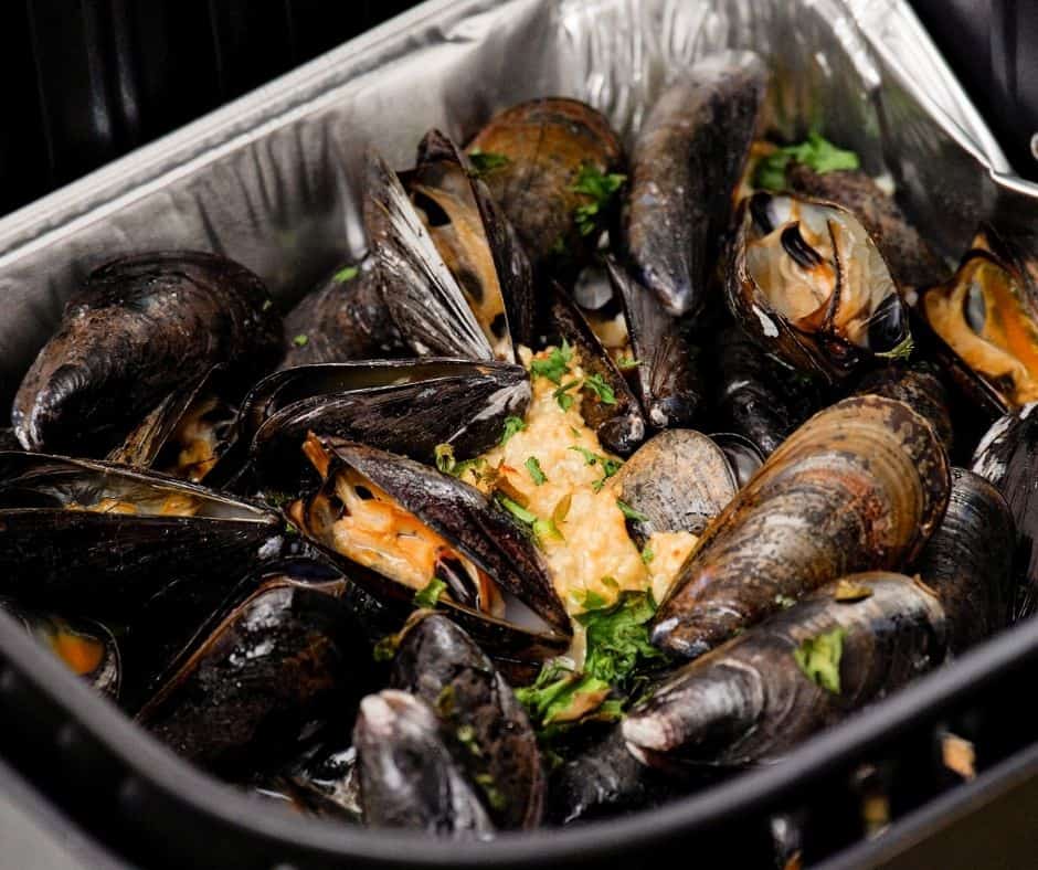 https://forktospoon.com/wp-content/uploads/2022/01/Air-Fryer-Mussels-2.jpg