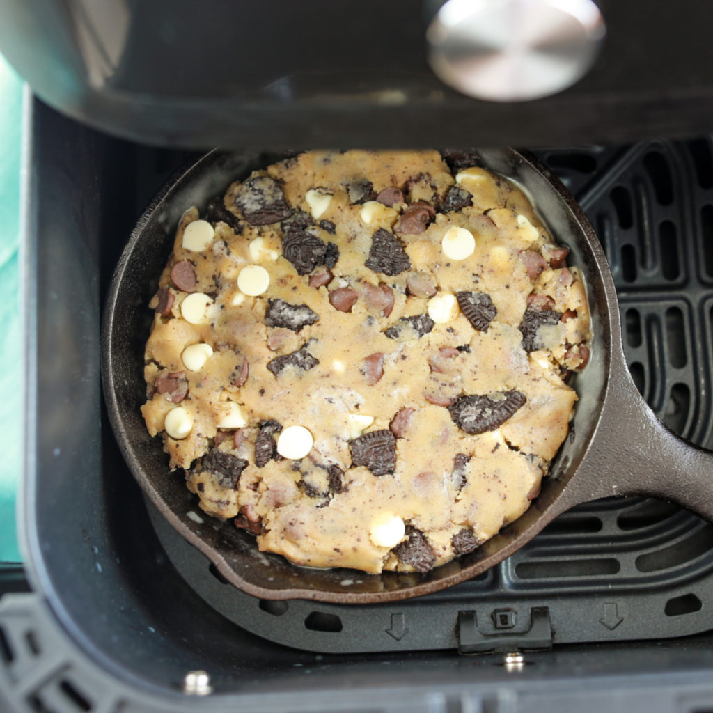 Air Fryer Cookies & Cream Pizzokie